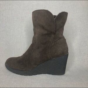 Kelly & Katie wedge heel brown suede ankle boots size 9.5